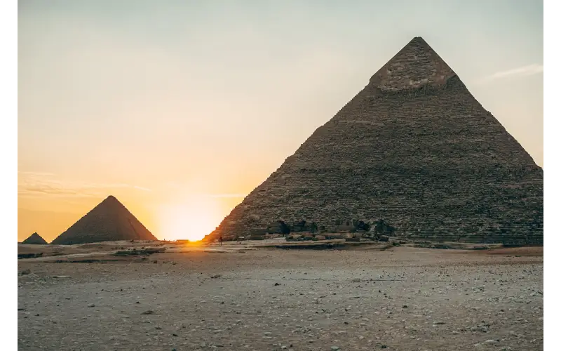 الأهرامات من الداخل